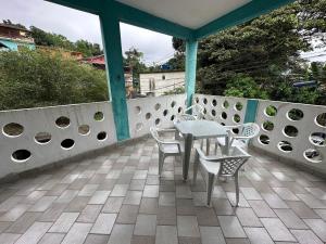 un patio con mesa y sillas en un porche en 3 Quartos ótimo custo benefício Angra Garatucaia, en Angra dos Reis