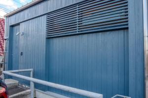 una porta blu del garage con tapparella in metallo di Private house “Ushimado villa”, 10ppl, Parking / BBQ 