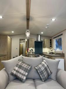 sala de estar con sofá y cocina en 3 BR - Luxury Family Home Near The Beach en East Mersea