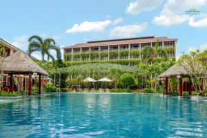 Swimming pool sa o malapit sa Silk Sense Hoi An River Resort - A Sustainable Destination