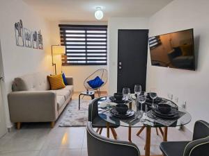 a living room with a table and a couch at Departamento para 7 Personas 3 Recamaras Equipado in Buena Vista