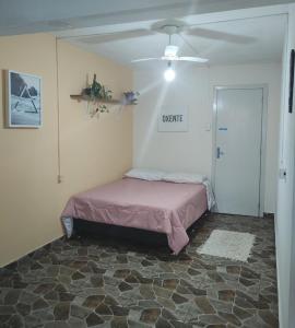 1 dormitorio con 1 cama en la esquina de una habitación en Casa 3 - Estrela Dalva, vista para o mar!, en Farol de Santa Marta