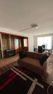 sala de estar con sofá y mesa en Casa en arriendo muy amplia con dos habitaciones en Punta Arenas
