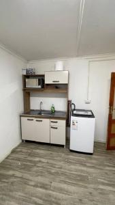 Una cocina o kitchenette en Casa en arriendo muy amplia con dos habitaciones