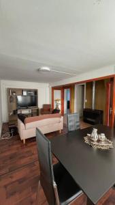 sala de estar con mesa y sofá en Casa en arriendo muy amplia con dos habitaciones en Punta Arenas