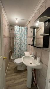 y baño con lavabo, aseo y ducha. en Casa en arriendo muy amplia con dos habitaciones en Punta Arenas