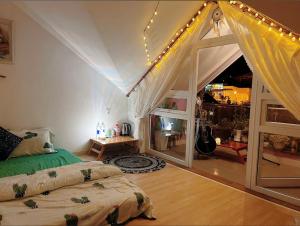 1 dormitorio con 1 cama y 1 habitación con ventana en Selena Dalat Homestay, en Da Lat