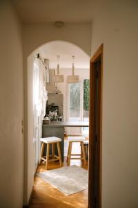 cocina con mesa y 2 taburetes en una habitación en Charming villa in the heart of the watershed, en LʼIsle-sur-la-Sorgue
