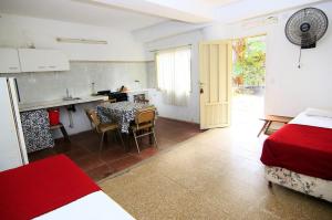 Habitación con cocina y mesa con sillas. en El Pinar en Bialet Massé