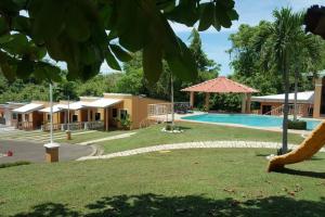 Blick auf ein Resort mit Pool in der Unterkunft Villa Congo by Villas Oasis Guacalillo in Tarcoles