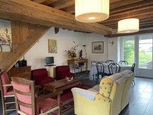 - un salon avec une table et des chaises ainsi qu'une salle à manger dans l'établissement Gîte Monétay-sur-Loire, 4 pièces, 7 personnes - FR-1-489-107, à Monétay-sur-Loire