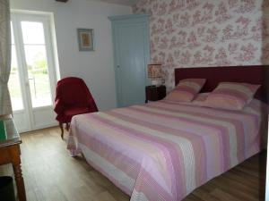 - une chambre avec un lit et une couette rose et blanche dans l'établissement Gîte Monétay-sur-Loire, 4 pièces, 7 personnes - FR-1-489-107, à Monétay-sur-Loire