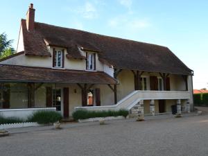 une maison avec un toit de chaume et un escalier dans l'établissement Gîte Saint-Pourçain-sur-Sioule, 5 pièces, 9 personnes - FR-1-489-60, à Saint-Pourçain-sur-Sioule