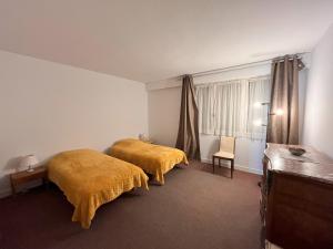 レ・サ​​ーブル・ドロンヌにあるAppartement Les Sables-d'Olonne, 4 pièces, 5 personnes - FR-1-197-199のベッド2台と窓が備わるホテルルームです。