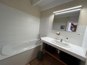 ein weißes Badezimmer mit Badewanne und Waschbecken in der Unterkunft Duplex T4 au cœur du village, 3 chambres, garage, pour 6/7 pers. - FR-1-761-12 in Villard-de-Lans + 2 Fotos