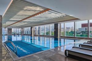 Bazén v ubytování DoubleTree by Hilton Shenzhen Airport nebo v jeho okolí
