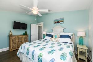 een slaapkamer met een bed en een plafondventilator bij Blue Bay in Anna Maria