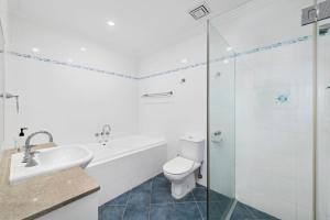 Un baño con inodoro, lavabo y ducha. en Ocean Views, en Boat Harbour 14 fotos más