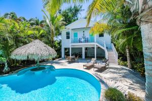 een villa met een zwembad en een huis bij Blue Bay in Anna Maria