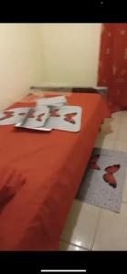 una mesa con un mantel rojo. en Recidencial Albolera en Cancino Adentro