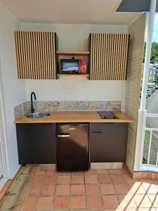 Η κουζίνα ή μικρή κουζίνα στο Appartement de la baie, vue magnifique, Tartane
