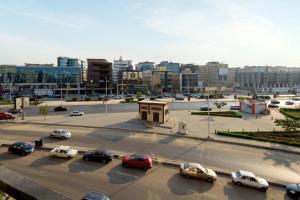 une ville avec des voitures garées dans un parking dans l'établissement Travelholic 90 Residence, au Caire
