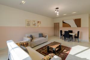 un salon avec un canapé et une table dans l'établissement Travelholic 90 Residence, au Caire