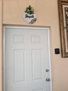 Una puerta blanca con una señal encima. en Estudio Bengala, en San José del Cabo