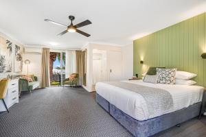 um quarto com uma cama e uma parede verde em Elizabeth Motor Inn em Newcastle