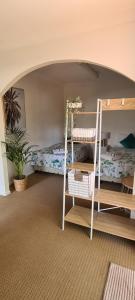 Zimmer mit 2 Etagenbetten und einer Leiter in der Unterkunft Guesthouse in fantastic location in Brisbane