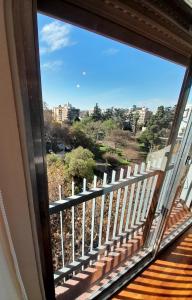una ventana de balcón con vistas en ljapartments España 7 en Mendoza