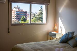 1 dormitorio con cama y ventana grande en ljapartments España 7 en Mendoza