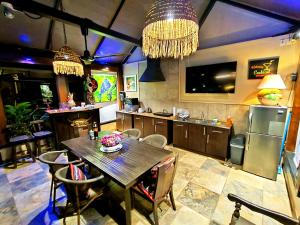 Dapur atau dapur kecil di Suite La Orquidea