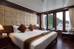下龍灣的住宿－Mila Cruises，一间卧室设有一张大床和一个大窗户