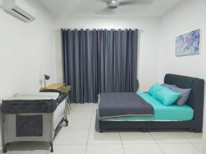 Habitación con cama, sofá y ventana en Four Leaf Clover Residence @ Crest Mount Austin JB en Johor Bahru