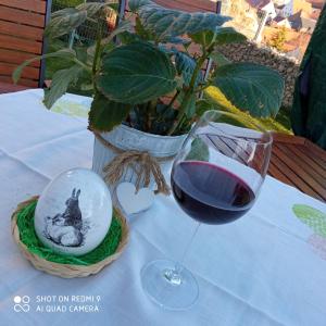 Una copa de vino tinto junto a un huevo con un conejo. en Karolingerweg, en Lauterhofen