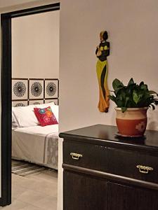 Rodando x Mendoza في غوايمالين: غرفة مع خزانة ملابس وامرأة على الحائط