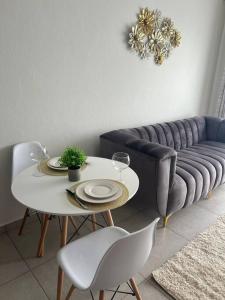 een tafel en stoelen in een woonkamer met een bank bij Crestline3 at Emeraldskye in Lombardy East