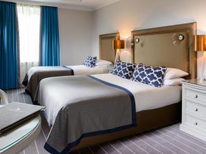 Meadowlands Hotel 객실 침대