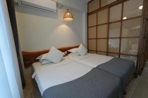 a bedroom with a bed and a window at YOLO Bangkok Boutique Hotel in Bangkok