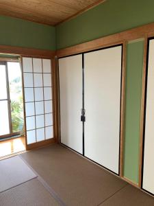 Habitación vacía con puertas correderas y ventanas en Ao to Yuuhi - Vacation STAY 34462v, en Tateyama