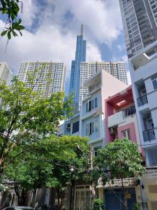 panoramę miasta z wysokimi budynkami i drzewami w obiekcie Feli Home 1 - Close to Landmark 81 w Ho Chi Minh