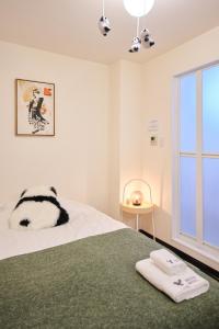Кровать или кровати в номере TORA HOTEL Tokyo Ueno 寅ホテル 上野 A
