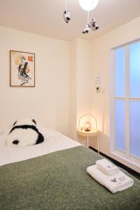 Postel nebo postele na pokoji v ubytování TORA HOTEL Tokyo Ueno 寅ホテル 上野 A