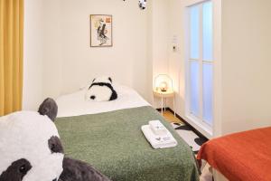 Postel nebo postele na pokoji v ubytování TORA HOTEL Tokyo Ueno 寅ホテル 上野 A + 36 fotografií