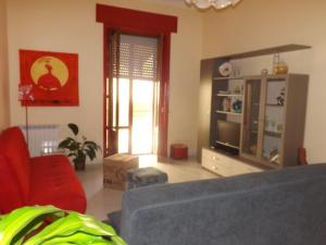 a living room with a couch and a television at Appartamento La Dimora Siciliana in Trapani
