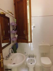 y baño con aseo y lavamanos. en Appartamento La Dimora Siciliana, en Trapani