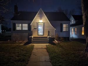 una casa con una luz en la puerta principal por la noche en Mustang House, en Sioux City