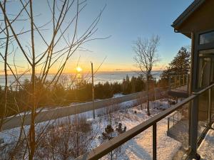 una vista dal balcone di una casa nella neve di Les havres du Massif AUB 148 a Petite-Rivière-Saint-François