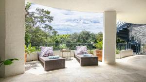 A seating area at Panoramic Ocean Views and Short Walk To Beach